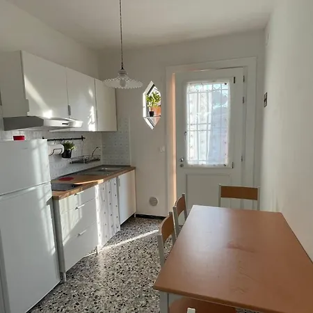 Rosso - Over The Rainbow - -check In And Check Out On Saturday ليدو دي يسولو