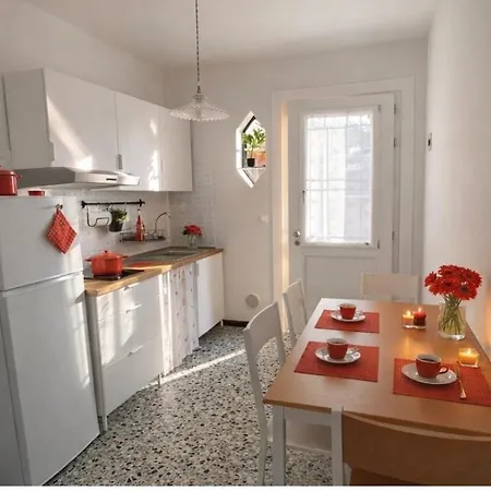 Apartment Rosso - Over The Rainbow A 200m Dalla Posto Auto Aria Condizionata E Terrazza